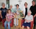 Bild: wro
Laura Ernstberger feierte ihren 85. Geburtstag im Senioren-Servicehaus. Im Bild von links die Nichten Rita Petrik und Marianne Kraus, Schwägerin Margaretha Kappauf, die Vorsitzende des Frauen- und Müttervereins Anna Koller, Pflegedienstleiterin Edith Urbanczyk, Jubilarin Laura Ernstberger und Bürgermeister Wolfgang Braun.