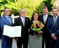 Bild: Stephan Huber
Vorstandsmitglied Andreas Reindl (von links), Walter Friedrich (Marktgebietsleiter Nord des Genossenschaftsverbandes Bayern), der scheidende Aufsichtsratvorsitzende Johann Niebler mit seiner Frau Sabine, Georg Wittmann, der erneut in den Aufsichtsrat gewählt wurde, sowie das frisch ernannte Gremiumsmitglied Klaus Herdegen und Vorstandsmitglied Dieter Paintner bei der Vertreterversammlung der Volksbank-Raiffeisenbank Amberg.