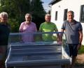 Bild: alr
OGV-Vorsitzender André Dietrich (Zweiter von rechts) übergibt die neue Kühltheke an (von links) Gerätewart Klaus Sehnke, Stadtverbandsvorsitzenden und 2. Bürgermeister Karlheinz Schultes und Stadtverbandsvorsitzenden Helmut Schäffler.