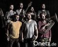 LaBrassBanda rocken Bierzelte, Kult-Kneipen und Festivals - und das immer barfuß.
