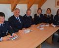 Bild: jr
In limitierter Auflage ist eine neue Festschrift der Feuerwehr Pfaffenreuth erschienen. Präsentiert haben das 96-seitige Werk Kommandant Konrad Kolb, Bürgermeister Johann Burger, Heimatpfleger Robert Treml, Martina Kropf, Julia Fischer und Vorsitzender Max Ernstberger (von links).