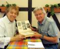 Bild: ubb
Beim Blättern im nostalgischen Fotoalbum geraten Bata Illic (links) und Tom Brankovic (rechts) ins Schwärmen.
