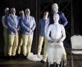 Bild: Konrad Fersterer
Hey Siri - wer sich mit der Roboter-Frau Olimpia unterhält, bekommt oft ungewohnte Antworten. Bild (von links): Felix Mühlen (Student), Tjark Bernau (Sigmund), Frank Damerius (Student), Nicolas Frederick Djuren (Lothar), Maximilian Pulst (Nathanael), Sascha Tuxhorn (Spalanzani), Pauline Kästner (Olimpia).