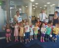 Bild: fjo
Annalena Kiesl (links) und Gerhard Uschold (Mitte) zeigen dem Nachwuchs aus dem Kindergarten die Ausstattung einer Bankfiliale.