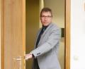 Bild: Gabi Schönberger
Das war’s: Bürgermeister Hermann Ach macht die Tür zu und gibt mit der Kommunalwahl 2020 sein Amt auf. Wer in Moosbach den CSU-Mann beerbt, ist völlig offen.