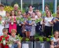 Bild: jpl
Stolz präsentieren die Mädchen und Buben der Klasse 3b zusammen mit Projektleiterin Petra Prölß, Gärtnermeister Lothar Förth (3. Reihe von links), Vertreterinnen der Elternschaft sowie Klassenleiterin Gertraud Kappl (rechts) die reiche Ernte.