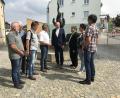 Bild: eig
Hühnermist auf Deutschlandtour: Stefan Schneider, Pfarrer Georg Hartl (Waidhaus), Falk Ponsold (Bund Naturschutz), Bürgermeister Reiner Gäbl, Landtagsabgeordneter Jürgen Mistol, sein Kollege aus dem Bundestag, Stefan Schmidt, sowie Landtagsabgeordnete Anna Toman und Kreisrat Johann Mayer (von links) erörtern das drängende Thema.