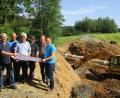 Bild: fz
Bürgermeister Anton Kappl (rechts) informiert sich beim Durchlass der Luhe bei Ingenieur und Bauleiter Dietmar Hammerl (links) und Vertretern der bauausführenden Firmen über den Verlauf der Baumaßnahme. Im Hintergrund ist die alte Straße zu sehen.