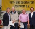 Bild: JOCHEN NEUMANN 
ERBENDORF
Sieben Jahrzehnte sind Franz Bauer senior (zweiter von links) und Otto Steinkohl (dritter von rechts) Mitglied im Turn- und Sportverein. Mit auf dem Bild (von links) TSV-Vorsitzender Bernhard Reis, Bürgermeister Hans Donko und der Vizepräsident des Bayerischen Landessportverbandes Peter Rzytki.