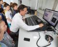 Bild: Wolfgang Steinbacher
Professor Maximilian Kock zeigte den Teilnehmern der Kinder-Uni, wie die verschiedenen Instrumente einer Band aufgenommen werden.