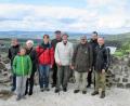 Bild: hl
Das Foto zeigt die Gruppe mit Wanderwart Uwe Schimpf (3.v.r.) auf dem Bergfried mit dem Armesberg rechts im Hintergrund.