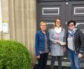 Bild: exb
Monika Stopfer (rechts), Vorsitzende des Katholischen Frauenbundes Eschenbach
und Loni Schäffler (links), zweite Vorsitzende, überreichen Veronika Schlosser eine 200-Euro-Spende für die Regens-Wagner-Stiftung.