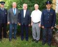 Bild: sön
Mit den Vertretern der Ensdorfer Feuerwehr, Vorsitzenden Richard Reiser (links) und Karl Mertel (rechts), sowie Pater Hermann Sturm (Zweiter von rechts) gratulierte Bürgermeister Markus Dollacker (Zweiter von links) dem Jubilar Josef Aichner zum 85. Geburtstag.