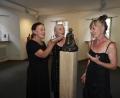 Bild: Winkler
Gemeinsam mit 50 Besuchern eröffnen (von links) Gertrud Funke, Margot Süß-Mertgen und Johanna Süß die Ausstellung zu Ehren ihres verstorbenen Bruders Franz Süß im Alten Schulhaus.