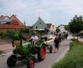 Bild: mab
Mit Bulldog und langem Festzug wird der knapp 30 Meter lange Baum zum Festplatz gebracht.