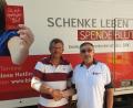 Bild: exb
Andreas Beer (rechts) gratulierte und danke Ulrich Irl, dass er bereits 100 Mal Blut gespendet hat.
