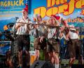 Bild: pml
Viele Gäste und gute Stimmung. Der Auftritt von "Die Dorfer" beim 150-jährigen Jubiläum der Feuerwehr Neustadt/WN ist ein voller Erfolg. Bis in die Morgenstunden hinein tanzen und singen die Partygäste mit "Österreichs schärfster Showband" um die Wette.