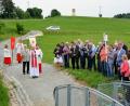 Bild: fdl
Bei einer Flurprozession segnet der Hirschauer Pfarrer Hans-Peter Bergmann die Radbrücke über den Ehenbach