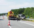 Bild: bl
Mit einem Kran musste der Abschleppwagen das Unfallfahrzeug bergen, das halb über der Leitplanke hing. Die Insassen kamen mit leichten Verletzungen davon.
