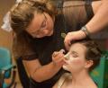 Bild: Tobias Schwarzmeier
Nicht zu sparsam auftragen: Das Make-Up von Saskia Lang (hier bei Theresa Weidhas) muss auch in den hinteren Zuschauerreihen noch die Mimik der Darsteller effektvoll verstärken.