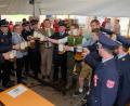 Bild: tkr
Nachdem der Ehrenschirmherr Landrat Thomas Ebeling (Mitte) angezapft hatte, schenkte er auch gleich ein paar Gläser ein. Zusammen mit den Vorständen des Jubelvereins und der Patenvereine, Braumeister Franz Vogl und Sohn, sowie Schirmherrn Bürgermeister Norbert Eckl (linke Bildhälfte, ohne Uniform) stieß er dann auf gutes Gelingen des Festes an.