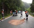 Bild: bkr
Einsatzkräfte der Feuerwehren Lenau und Kulmain reinigten nach dem Unfall die Fahrbahn von ausgelaufenen Betriebsstoffen.