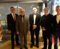 Bild: wsu
Sie eröffneten im Salzstadel die 35. Ausgabe der „Tage Alter Musik Regensburg“: Franz-Xaver Lindl von der Sparkasse, Bürgermeister Jürgen Huber sowie die Initiatoren Stephan Schmid, Ludwig Hartmann und Paul Holzgartner (von links).