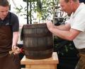 Bild: njn
Metallbauermeister Peter Götzl übernahm den Bieranstich. Mit auf dem Bild Markus Lernbecher (rechts) von der Jacob-Brauerei und TSV-Vorsitzender Bernhard Reis (links).