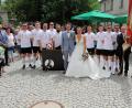 Bild: bsc
Christian und Anna Härtl (Bildmitte) schlossen in der Friedenfelser Pfarrkirche den Bund fürs Leben. Der TSV Friedenfels, in dem beide Mitglied sind, hatte nach dem Verlassen der Kirche für das frisch vermählte Paar einige sportliche Hürden vorbereitet. Mit Bravour meisterte das Paar die gestellten Aufgaben.