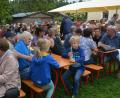 Bild: jr
Viel Trubel herrschte beim großen Kapplfest am Sonntag. Nach den drei Sonntagsgottesdiensten genoss der Großteil der Kirchgänger die kulinarischen Genüsse im Biergarten. Die Besucher ließen es sich bei bestem Wetter gut gehen.