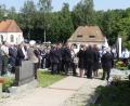 Bild: rn
Zu den Klängen des "Liedes vom guten Kameraden" senken sich bei der Beerdigung die Fahnen von Krieger- und Soldatenkameradschaft sowie Katholischem Männerverein für Hans Wöhrl.