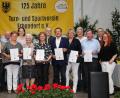 Bild: njn
TSV-Vorsitzender Bernhard Reis (links) sowie (von rechts), zweite Vorsitzende Alexandra Gmeiner und der Vizepräsident des Bayerischen Landessportverbandes Peter Rzytki nahmen die Ehrungen vor. Für 50 Jahre wurden ausgezeichnet (von links) Magdalena und Rudi Linkel, Rita Schreiber, Ulrike Scholz, Hilde Kohr, Marie-Luise Schraml, Herbert Stattnik, Bürgermeister Hans Donko, Manuela Donko, Edgar Forster, und Eduard Bauer.