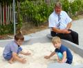 Bild: fsb
Die beiden Brüder Elias und Jonas freuen sich mit Bürgermeister Martin Schregelmann über den neuen Sandkasten auf dem Dorfplatz. Im Hintergrund ein Teil der von der Patengemeinde Algund spendierten Weinstöcke.