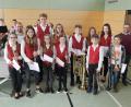 Bild: mof
Die ausgezeichneten Junior-Musiker der Blaskapelle Ammerthal, vorne von links; Anna Bär (Querflöte), Lena Klatzl, Christine Schleicher, Emilie Reiser (alle Klarinette), Kilian Ludwig (Trompete), Bastian Haller (Posaune), hinten von links: Manuel Jung (Dirigent), Laurenz Fischer, Isabella Schwarz (beide Nachwuchssprecher), Tizian Stein (Tuba), Celina Jahn, Lena Ibler (beide Querflöte) und Daniel Haller.