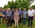 Bild: rdh
Heiner Schicker feierte seinen 80. Geburtstag. Im Bild der Jubilar mit den Gratulanten (von links): Uwe Franz, Stefan Heldwein, Alexander Franz (alle drei Blaskapelle), Gerald Helm (VfB), Heinrich Schicker, Roland Heldwein (Feuerwehr), Anneliese Schicker, Philipp Sertl (Feuerwehr), Bernd Schwamberger, Josef Hecht (beide OWV) und Zweiter Bürgermeister Michael Schedl.
