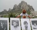Bild: Kunz
Hella Brice vor der Kulisse des Tulove Grede in Kroatien mit Portraits ihres Mannes.
