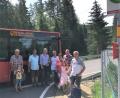 Bild: cro
Vorsitzender der Campingfreunde Gaisweiher, Jürgen Markelsdorfer (Zweiter von links) und Bürgermeister Thomas Meiler (Dritter von links) freuen sich über die neue Busverbindung an den Gaisweiher.