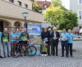 Bild: dtr
Concordia-Vorsitzender Heinz Uhl (Zweiter von rechts), die Sponsoren Walter Frank von Glabor (Sechster von links) und Bernd Büsching von der Kewog (Zweiter von links) freuen sich zusammen mit den Landräten Wolfgang Lippert (Dritter von rechts) und Andreas Meier (Fünfter von rechts) sowie den weiteren Verantwortlichen der Concordia Windischeschenbach auf die Neuauflage der Panorama-Tour.