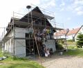 Bild: bjp
Auf ihr Gerätehaus sind die Feilersdorfer "Floriane" mit Recht stolz. In dreiwöchiger Arbeit verpassten sie dem schmucken Gebäude mit Unterstützung der Gemeinde ein fachgerechtes Facelift.