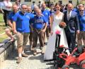 Bild: cro
Der Burschenverein mit dem frisch vermählten Brautpaar Julia und Maximilian Üblacker. Nach bestandener Gabelstaplerprüfung wird der Bräutigam und ehemalige Deutsche Meister im Staplerfahren zum Ehrenvorsitzenden des Burschenvereins ernannt.