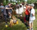 Bild: weu
Mit großem Interesse folgten die Kinder den kompetenten Ausführungen von Michael Völkl. Erstaunt waren sie, dass rund 60.000 Bienen in einem Volk leben und arbeiten.