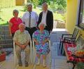 Bild: rmg
Ein schattiges Plätzchen beim 85. Geburtstag. Vordere Reihe: Jubilarin Margareta Rom neben ihrem Mann Andreas. Hintere Reihe von links: Gerlinde Müller, Bürgermeister Josef Beimler, Pfarrer Norbert Götz.