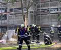 Bild: fph
Mit Atemschutz ausgerüstet gingen die Feuerwehrleute am Freitag gegen den Brand in der Realschule vor.