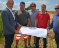 Bild: jr
Bürgermeister Roland Grillmeier, Wasserwart Karl Gleißner, Bauleiter Stefan Männer, Bauamtsleiter Thomas Grillmeier und Bernhard Kaltenecker vom Ingenieurbüro Zwick (von links) erläuterten bei einem Ortstermin die Pläne.