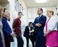 Bild: Bernd von Jutrczenka/dpa
Politik trifft Wirklichkeit: Bundesgesundheitsminister, Jens Spahn (2. von rechts, CDU) und Bundesfamilienministerin,Franziska Giffey (SPD), unterhalten sich mit Azubis im biz Bildungszentrum für Pflegeberufe der DRK-Schwesternschaft.
