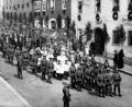 Archivbild: Robert Treml/exb
Das Bild zeigt die Fronleichnamsprozession 1919 in der damaligen Marktstraße auf dem Weg vom ersten zum zweiten Altar mit der Ehrenkompanie des Militärs.