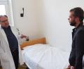 Bild: Bühner
Der Ärztliche Direktor des Bezirksklinikums Wöllershof, Dr. Markus Wittmann (links), erläutert den Landtagsabgeordneten Anna Toman und Andy Krahl das Schlaflabor.