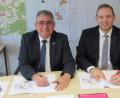 Bild: nbu
Bürgermeister Norbert Bücherl (links) und Regio-Manager Enrico Delfino von der Telekom Deutschland unterzeichnen den Durchführungsvertrag für den weiteren Internet-Netzausbau, Los 2, im Markt Freihung.