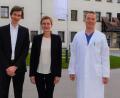 Bild: Bernhard Krebs
Felix Rauschek und Dr. Michael Schütz stellten Dr. Heike Hofmann als neue Leiterin der Anästhesie und Intensivmedizin vor.