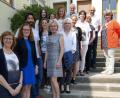 Bild: ohr
Die Aktionsgruppe „Gesundes Altern auf dem Lande in der Oberpfalz“ präsentiert sich auf den Stufen zum Amt für Ernährung, Landwirtschaft und Forsten (AELF) Nabburg. Im Vordergrund (von links) Johanna Baumann (Ansprechpartnerin Generation 55+), Moderatorin Kathrin Steinbeißer (Koordinierungsstelle Gesundheit in Bayern) und Marianne Spahn (Präventionsmanagerin bei der /Regierung der Oberpfalz).